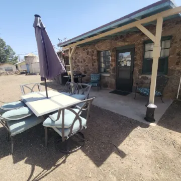 3 Bedroom, 1 Bath rock cottage in Walking Distance to Downtown Alpine