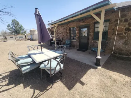 3 Bedroom, 1 Bath rock cottage in Walking Distance to Downtown Alpine