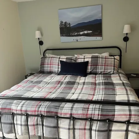 Cozy townhome sleeps 10 in the heart of it all. Minutes to multiple ski resorts