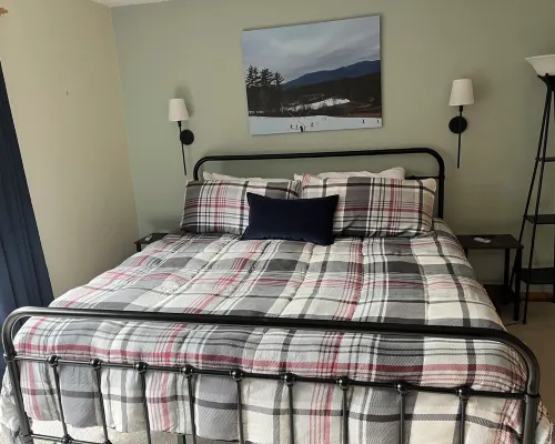 Cozy townhome sleeps 10 in the heart of it all. Minutes to multiple ski resorts Hotels in Bartlett