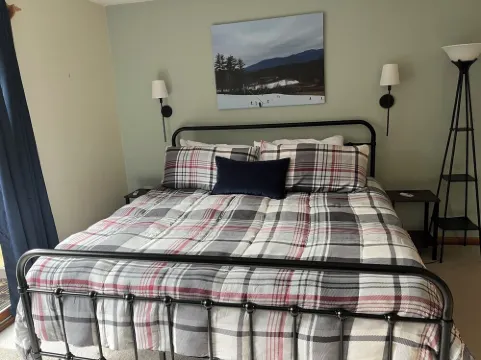 Cozy townhome sleeps 10 in the heart of it all. Minutes to multiple ski resorts