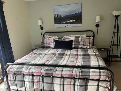 Cozy townhome sleeps 10 in the heart of it all. Minutes to multiple ski resorts