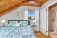 Secluded Tropical Retreat: 60' Dock, Large Pool, World-Class Fishing & Lobster