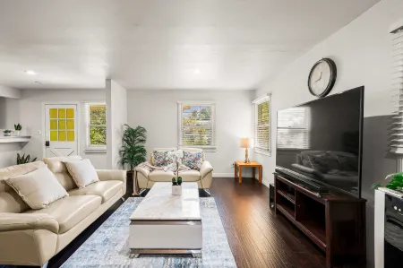 Spacious Retreat w Large Kitchen Outdoor Patio