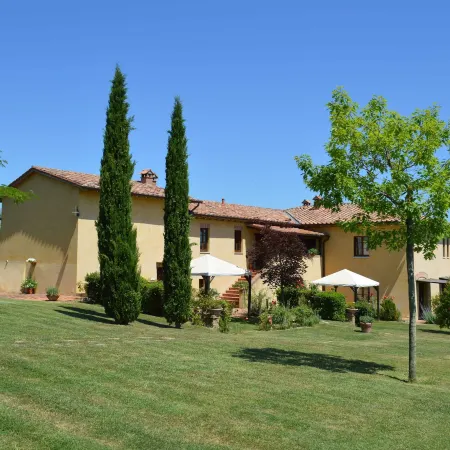 Large Apartment with Shared Swimming Pool in Crete Senesi