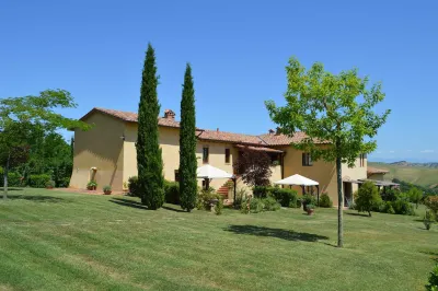 Large Apartment with Shared Swimming Pool in Crete Senesi