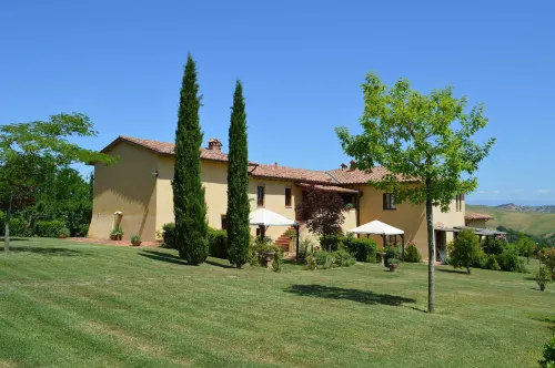 Large Apartment with Shared Swimming Pool in Crete Senesi