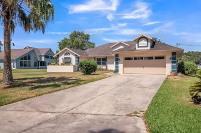 Micanopy Lake Retreat 3 Bedroom Home by RedAwning