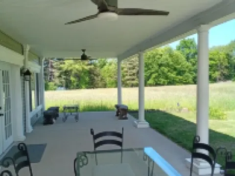 Peaceful farm area, on the reservoir, near vineyards Hotels in Wallingford