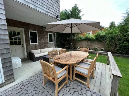 Paddle board? Beach Sunsets? Fine dining? Vineyards? This is the ideal getaway. Отели рядом с достопримечательностью «Sag Harbor Historical Museum: The Annie Cooper Boyd House»