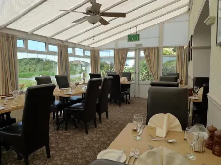 Ashburnham Hotel Отели рядом с достопримечательностью «The Golden Coast»