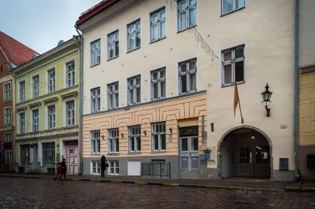 Three Crowns Residents Отели рядом с достопримечательностью «No Exit»