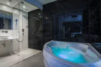 Level Luxury Suites - spa
