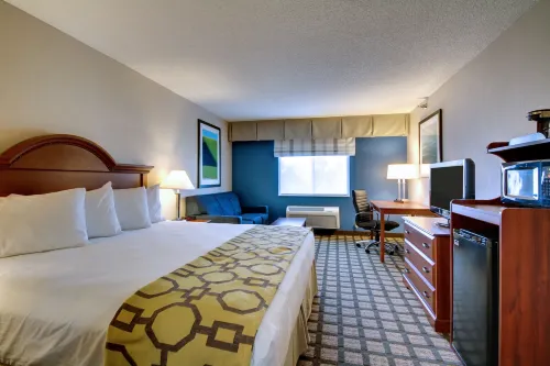 Baymont by Wyndham Galesburg - parking