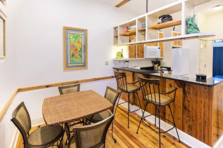 Hibiscus Coffee & Guesthouse Отели рядом с достопримечательностью «Парк штата Грейтон Бич»