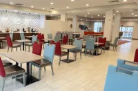 La Quinta Inn & Suites by Wyndham Jackson/Cape Girardeau - breakfast