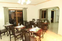 FOREST LODGE GUEST HOUSE - parking