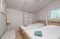 Sweet Cottage Retreat - parking