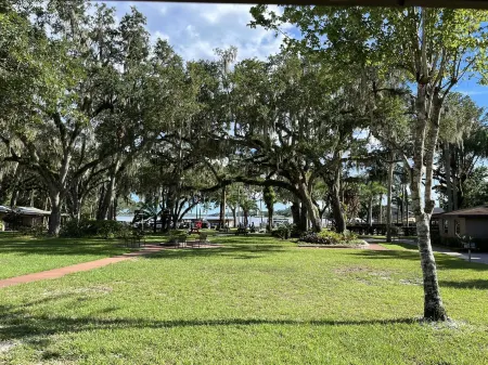 Tropical Marina & Resort on Lake Beresford Отели рядом с достопримечательностью «Мелчинг Филд эт Конрад Парк»