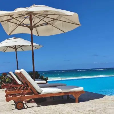 Luxury Apartment with Pool and Golf View