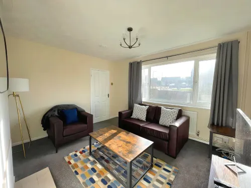 6 Person Spacious Home with Garden Hotels in Barnsley