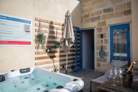 Mandera's Boutique Suites & Dorms Отели рядом с достопримечательностью «Каса-Рокка-Пиккола»