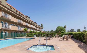 Travelodge by Wyndham Sylmar CA