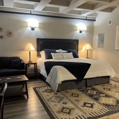Brand new studio apartment rich with amenities! Less than 5 minutes to downtown