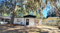 2 bedroom Coastal bungalow minutes from St Simons