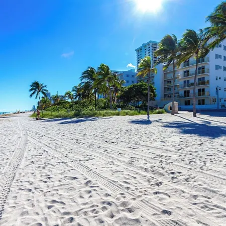 Beachfront 2 Story/3BRM/3BA/ 2 Ocean View Terraces / Free Parking