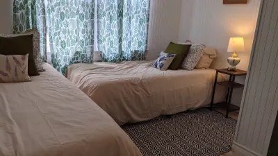 Charming 2 Bedroom Home Near Town, Simple and Sweet Lake Carlsbad Recreation Area 주변 호텔