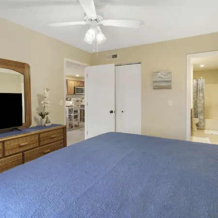 Walkin 2Br,2 Bath. Condo, Beautiful View of Table Rock Lake and the Ozark Mtns.