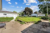 Adorable Cottage in small town of Marion. Just a few blocks from Uptown