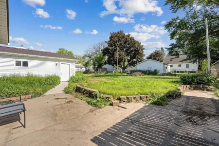 Adorable Cottage in small town of Marion. Just a few blocks from Uptown