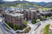 Multiple Pools and Full-Service Spa - Luxurious Retreat Hotels in Summit County