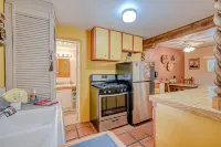 Dog-friendly getaway with a gas fireplace, full kitchen, & patio Hotels in El Prado