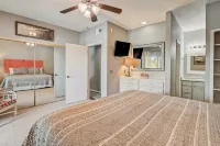 Dog-friendly water view home with inviting porch, AC, W/D, & modern charm Horseshoe Bay Resort - Ram Rock Course 주변 호텔