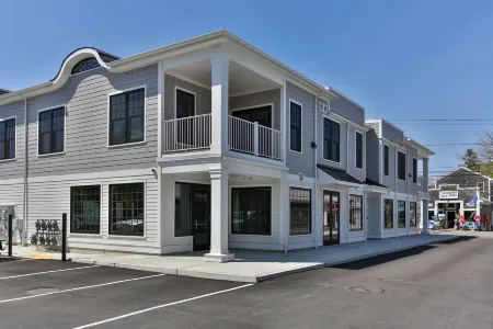 Luxury Living and Rooftop Terrace - Stunning Coastal Escape