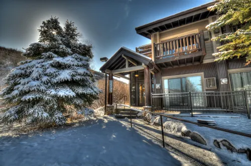 Modern Kitchen and Year-Round Hot Tub - Spacious Charming Retreat