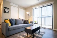 Dramatic Monochromatic Design with Modern Amenities - Cozy Chic Hoteles en Municipio de Fondulac