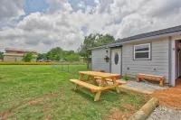 Charming Cottage with Spacious Backyard - Inviting Hill Country Escape