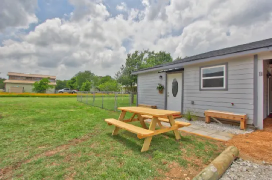 Charming Cottage with Spacious Backyard - Inviting Hill Country Escape