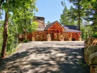Spacious Multi-Level Retreat with Hot Tub and Playroom - Charming Haven Hotels in Sundance