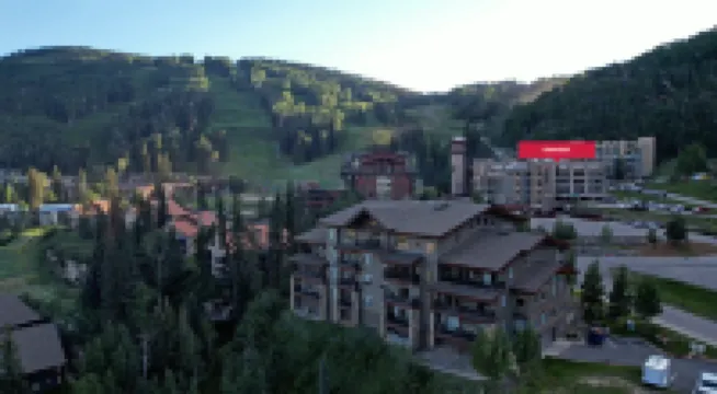 Rooftop Hot Tub and Heated Outdoor Pool - Cozy Mountain Retreat