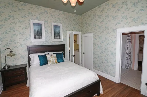 Vintage Charm and Spacious Outdoor Living - Inviting Historic Retreat Hotels in Mesa County
