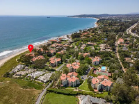 Ocean View Balcony and Elegant Design - Exquisite Coastal Sanctuary