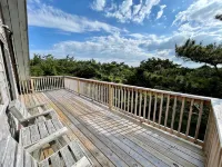 Colorful Sunsets and Serene Location - Charming Island Retreat