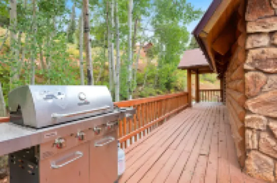 Cozy Secluded Oasis with Game Room and Indoor Fireplace - Inviting Retreat