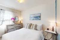 Tranquil cottage with mountain view, fast WiFi & W/D - walk to waterfront Hotels in Gig Harbor