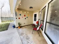 Cozy Patio Retreat with Fire Pit and Open Living Space - Charming Bungalow Hotels in Jacksonville